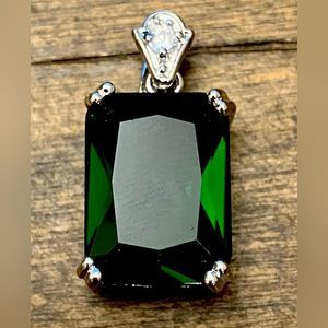 5/$25 Silver pendant with emerald-like stone